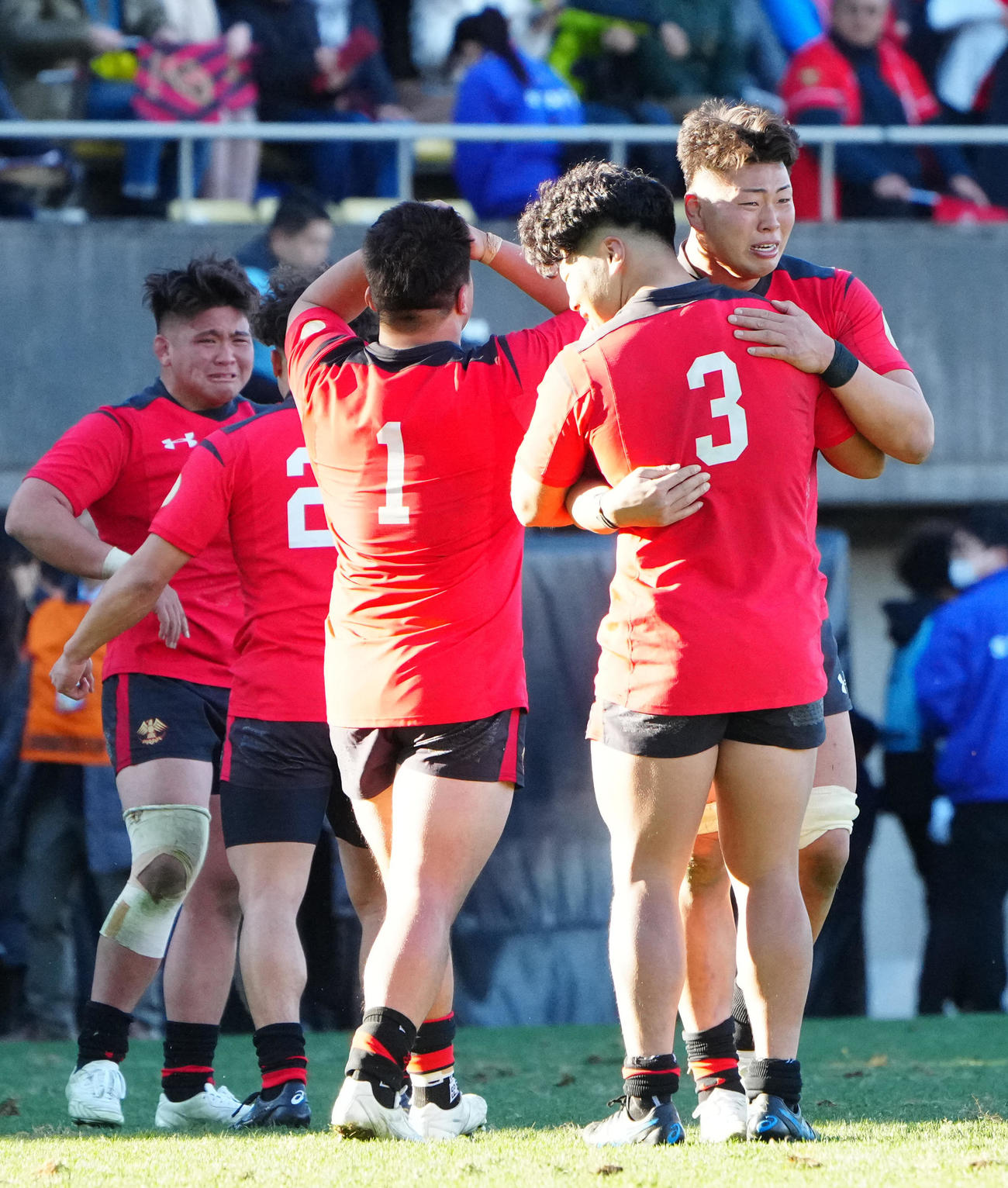 早大対帝京大　優勝し帝京大・森山（手前）と抱き合う青木（撮影・江口和貴）