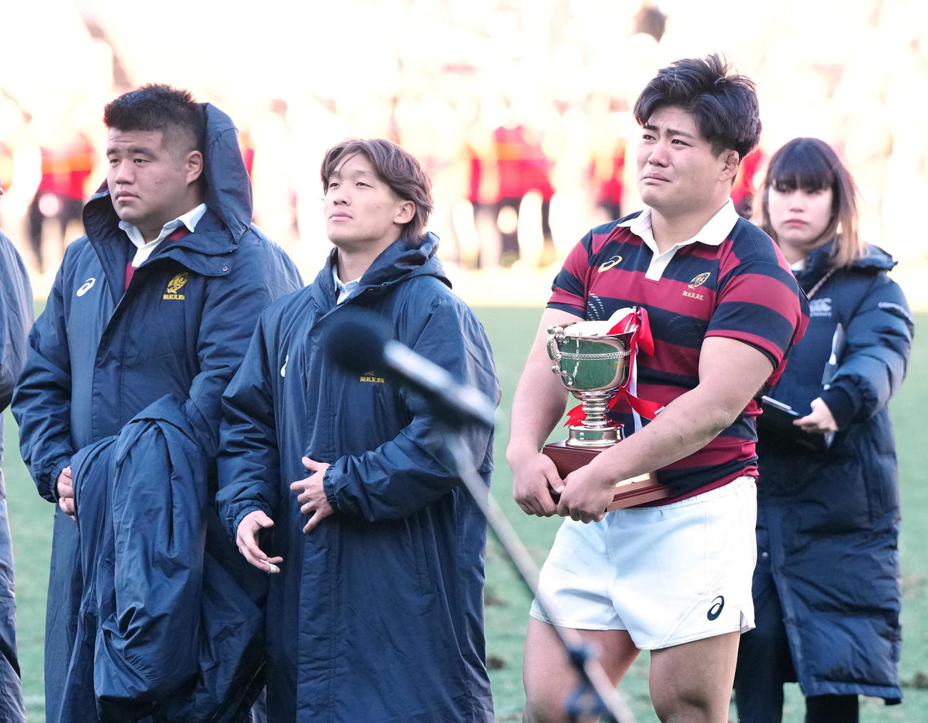 早大対帝京大　表彰式で厳しい表情を見せる早大・佐藤（左から3人目）（撮影・江口和貴）