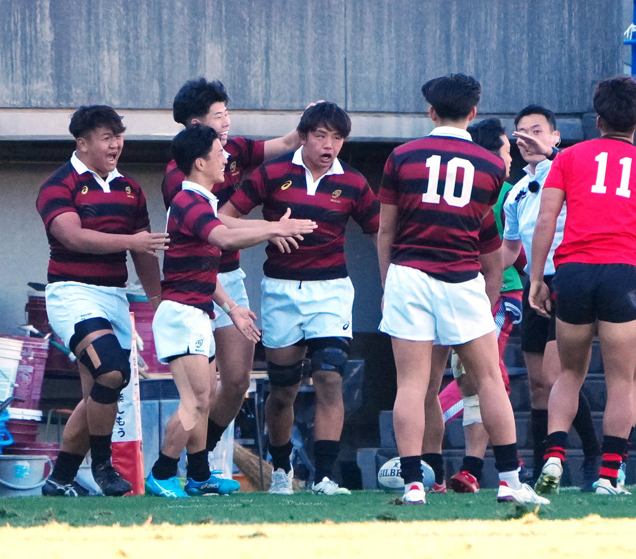 早大対帝京大　前半、トライを決めた早大・鈴木（左から4人目）（撮影・江口和貴）