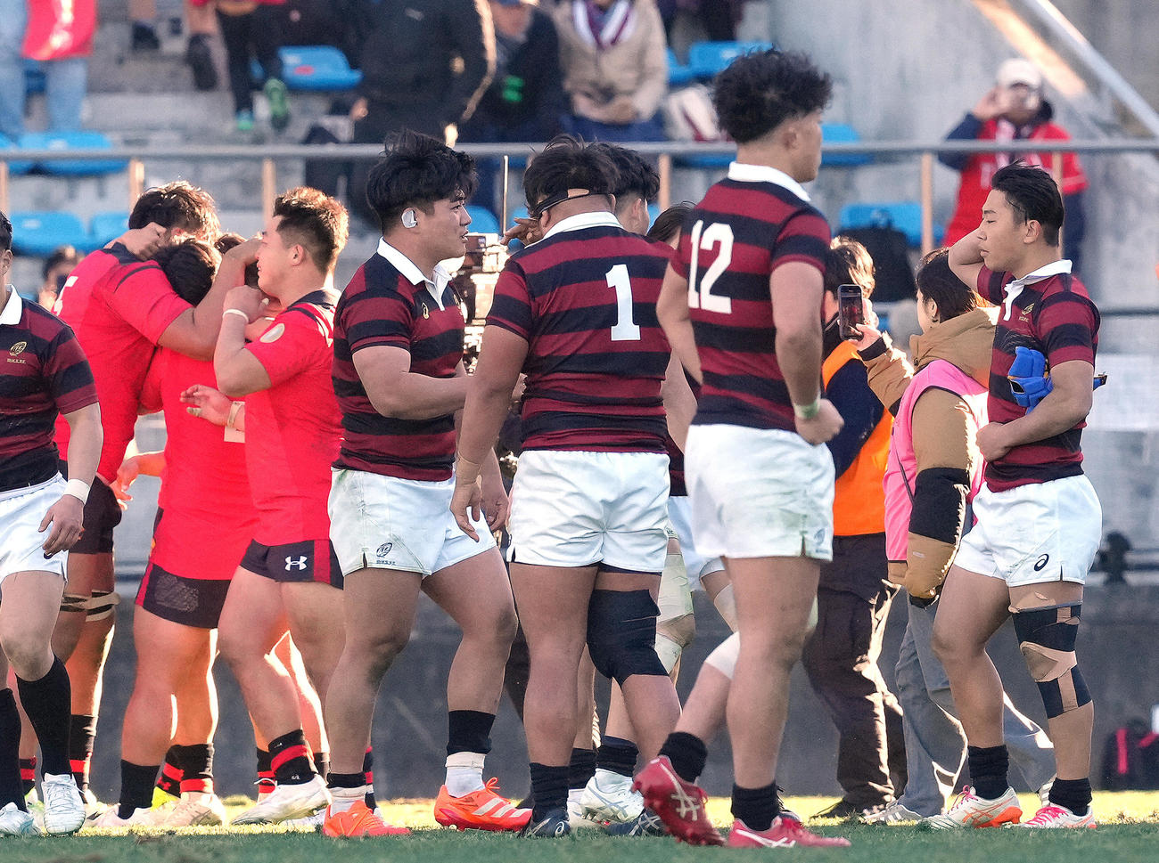 早大対帝京大　帝京大に敗れた早大・佐藤（右から4人目）ら（撮影・足立雅史）