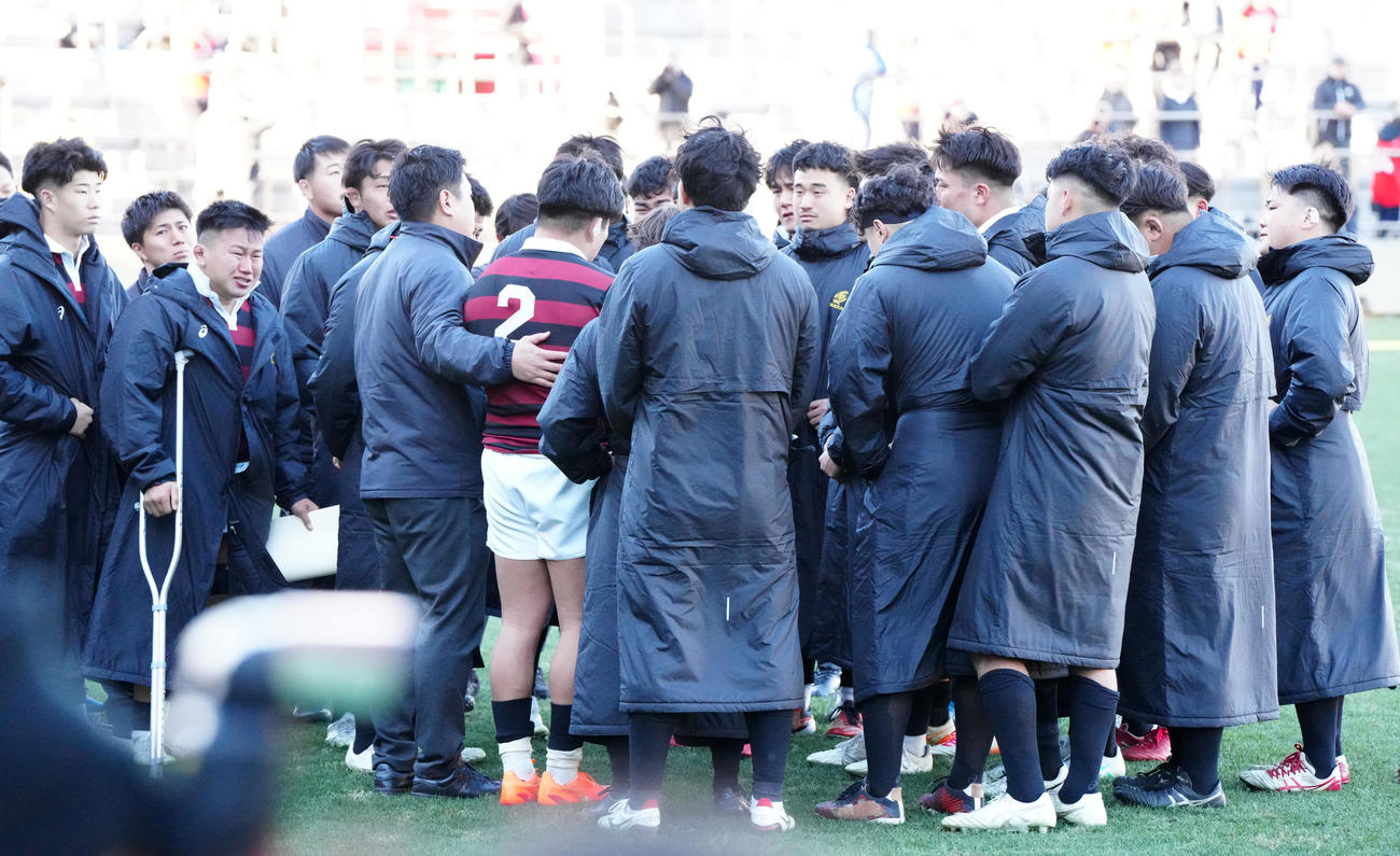 早大対帝京大　帝京大に敗れ、大田尾監督（左から6人目）の話を聞く早大の選手たち（撮影・江口和貴）