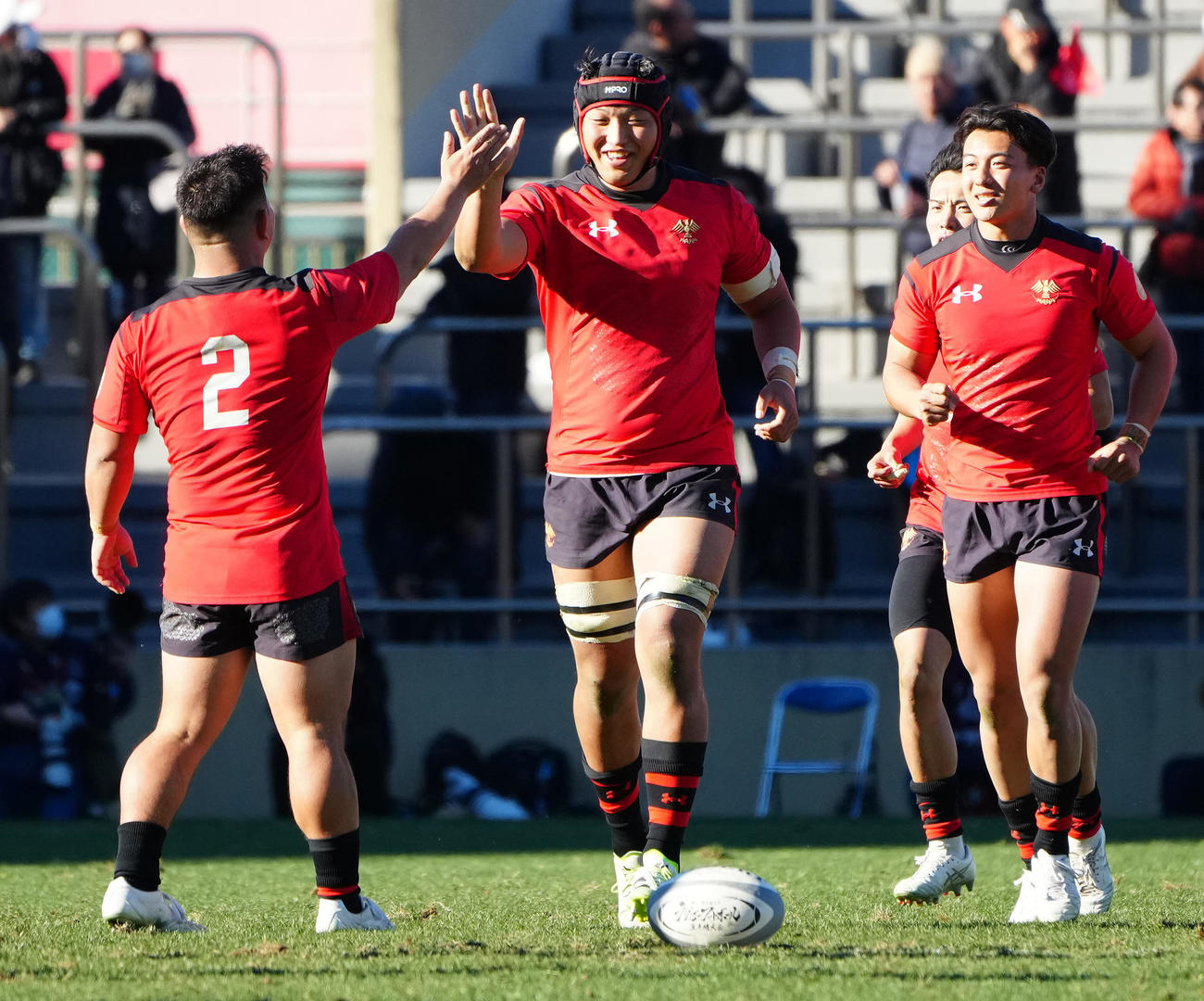 早大対帝京大　後半、トライを決めた帝京大・本橋拓（中央）（撮影・江口和貴）