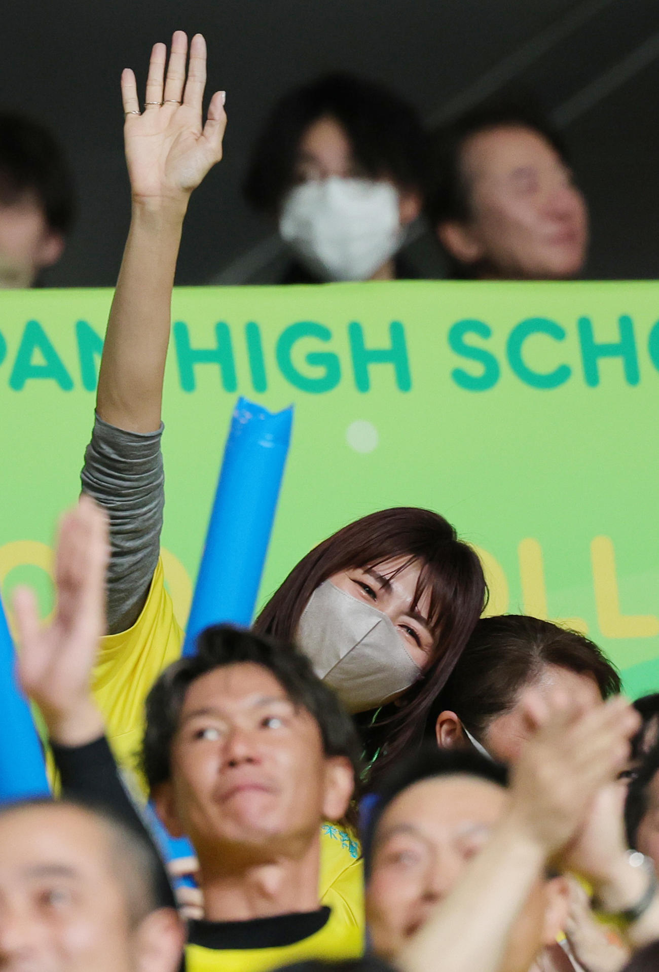 春高バレー　女子決勝　共栄学園対下北沢成徳　共栄学園・秋本美空の母の大友愛さんは、優勝インタビューで「優勝したぞ」と娘からの言葉を受け、感極まり手を振り返す（25年1月12日）