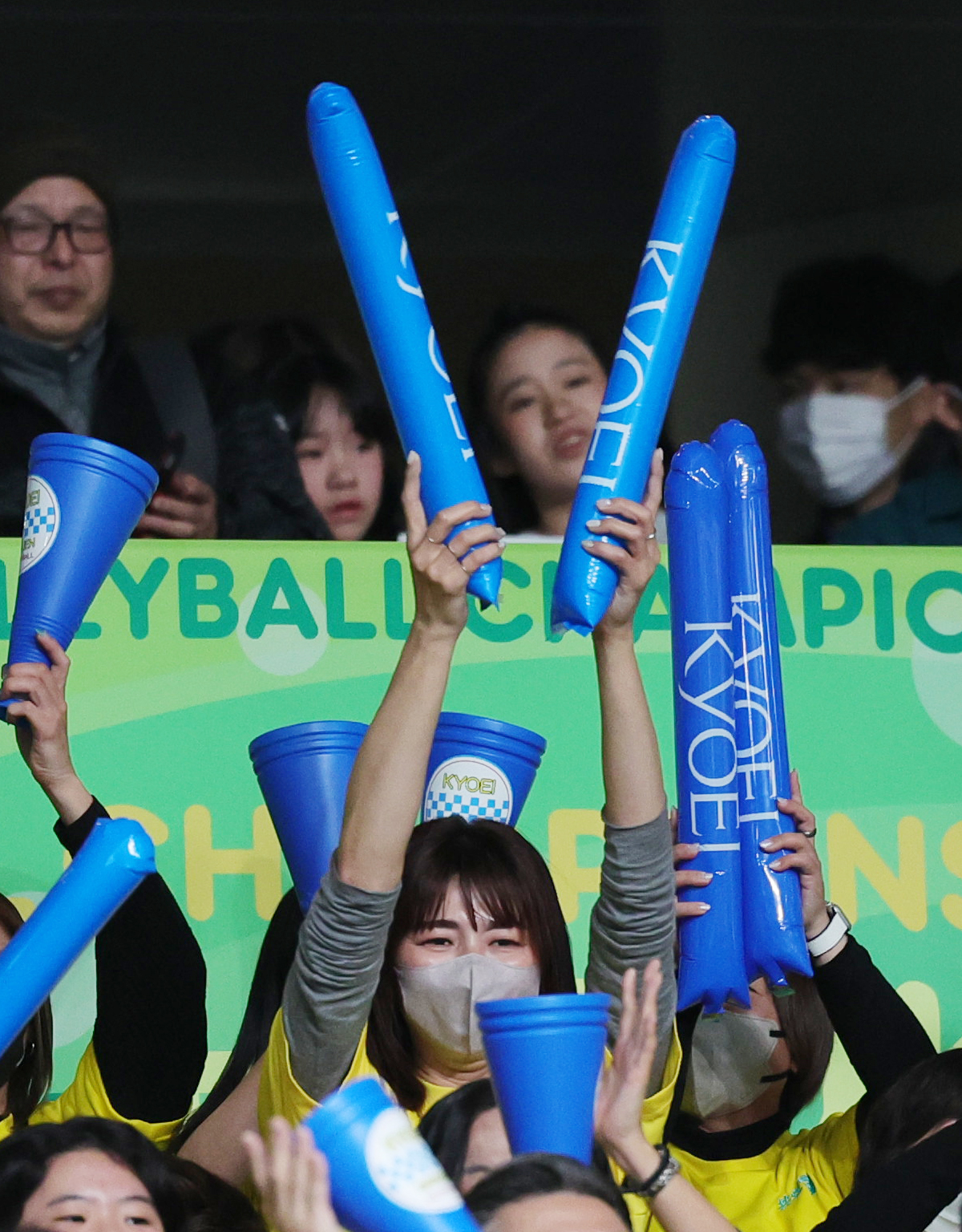 春高バレー　女子決勝　共栄学園対下北沢成徳　優勝し喜ぶ共栄学園・秋本美空の母の大友愛さん（25年1月12日）