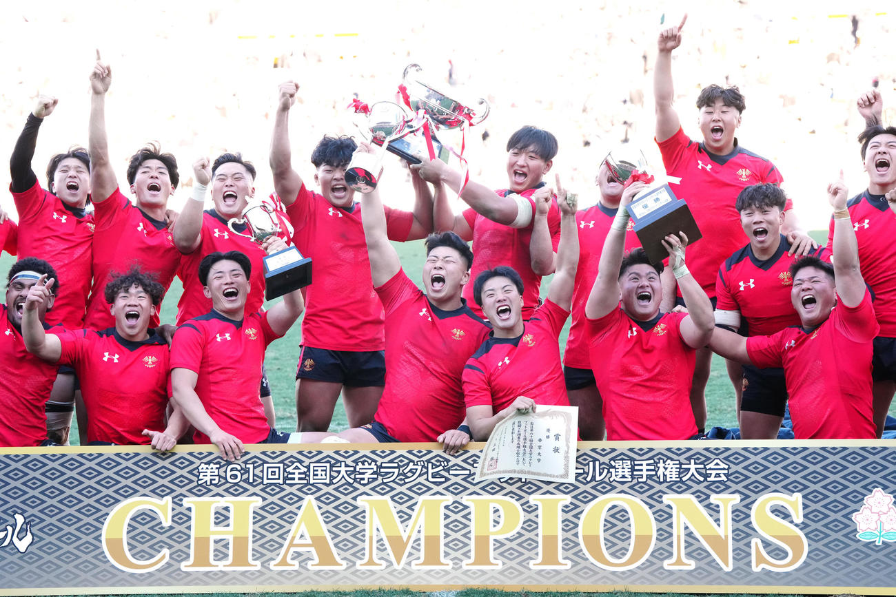 早大対帝京大　優勝し歓喜する青木（前列中央）ら帝京大の選手たち（撮影・江口和貴）