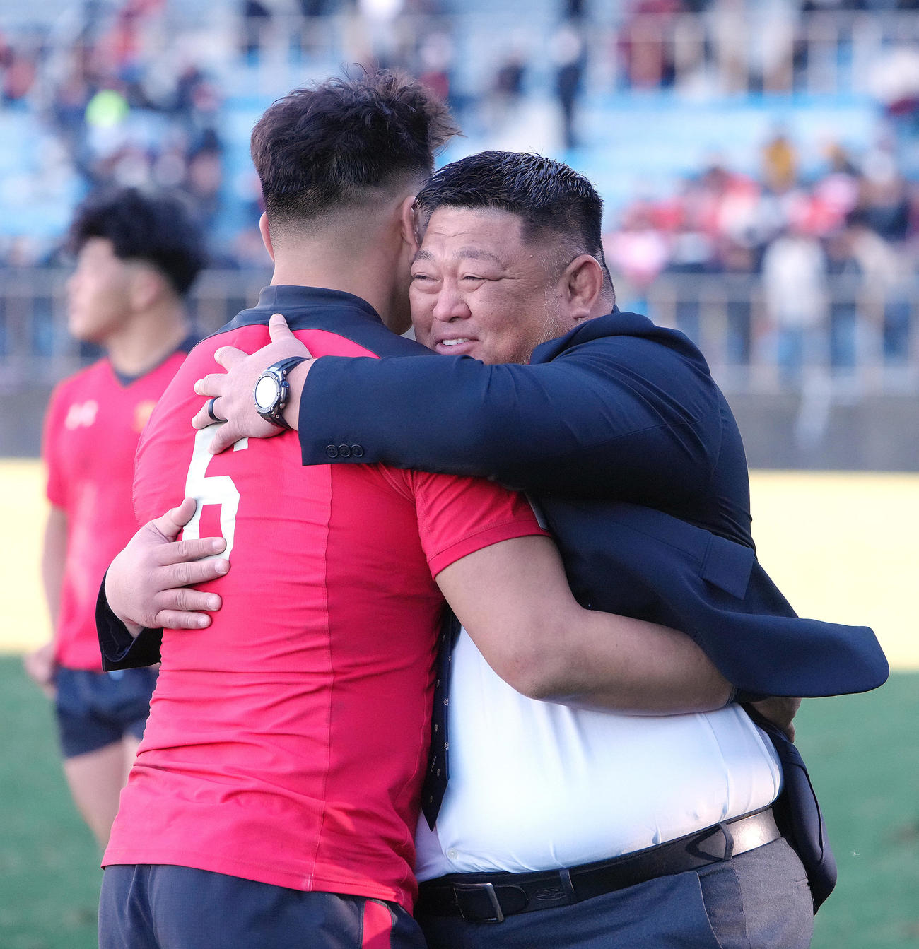 早大対帝京大　4連覇を果たした帝京大・相馬監督（右）は青木と抱き合い喜ぶ（撮影・足立雅史）
