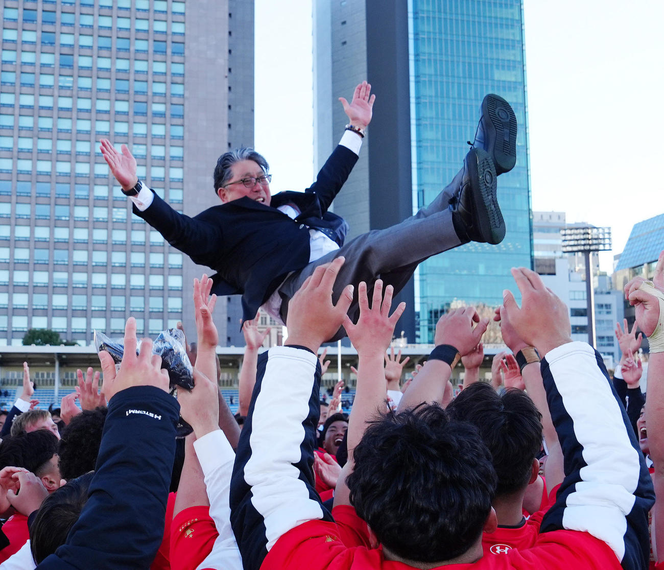 早大対帝京大　優勝し、選手たちに胴上げされる帝京大前監督の岩出氏（撮影・江口和貴）