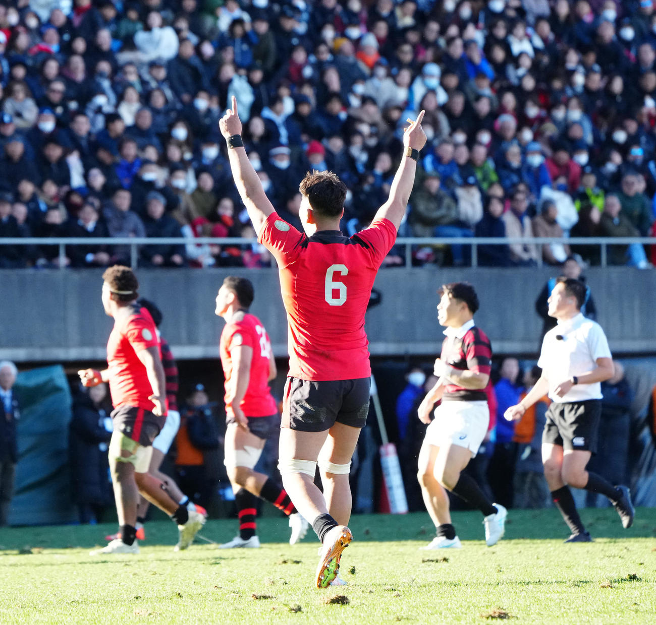 早大対帝京大　優勝し指を突き上げる帝京大・青木（撮影・江口和貴）