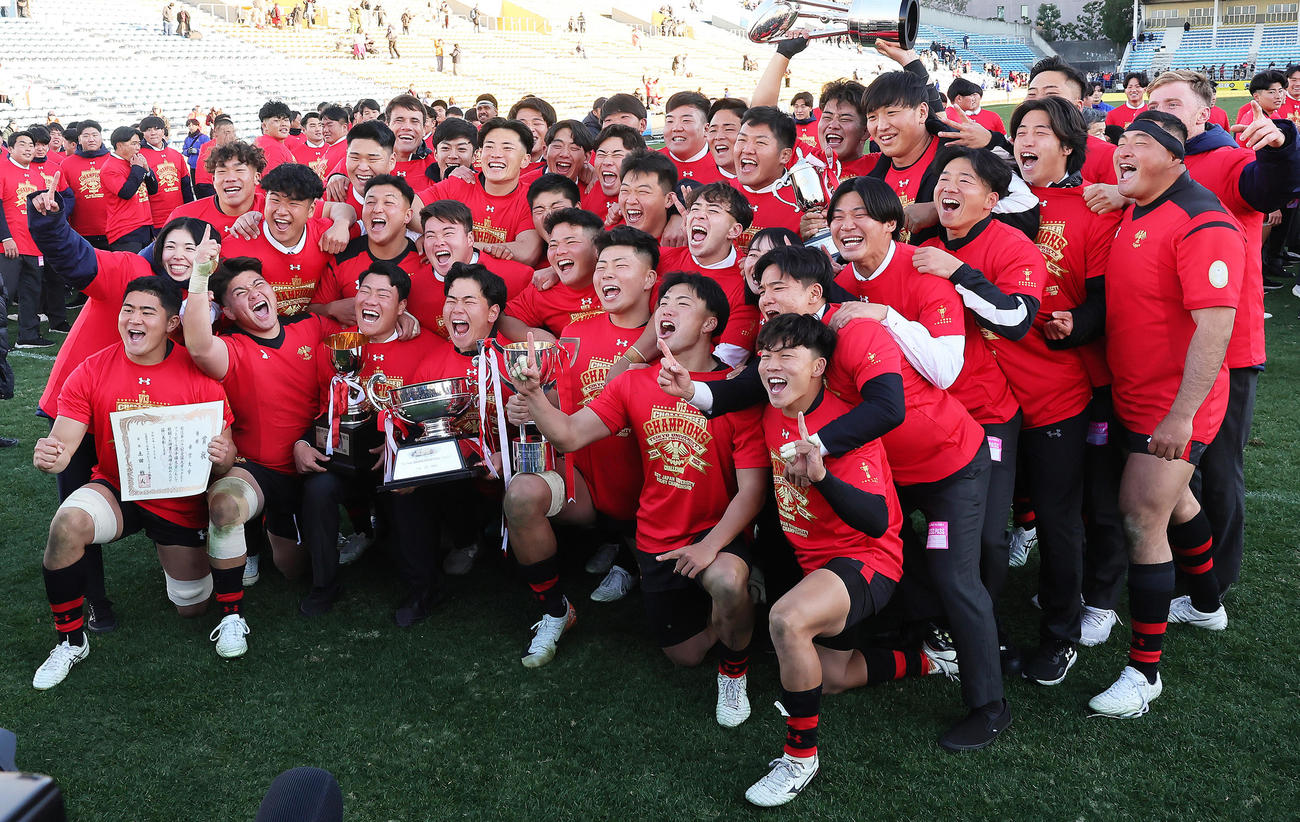 早大対帝京大　4連覇を果たし歓喜する帝京大の選手たち（撮影・足立雅史）