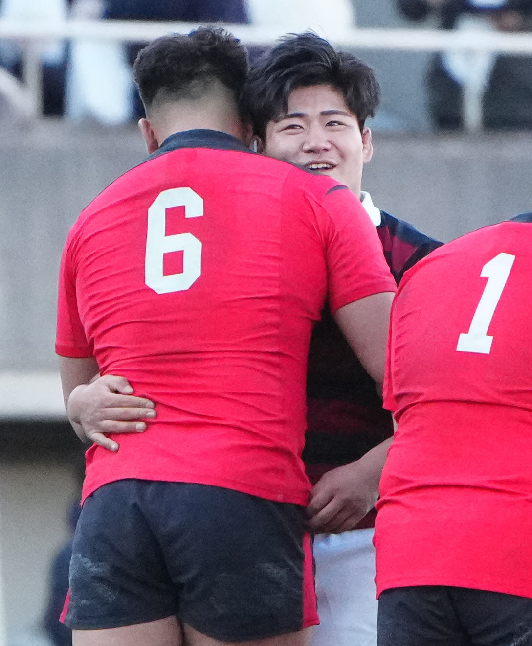 早大対帝京大　試合後、あいさつを交わす早大・佐藤（右）と帝京大・青木（撮影・江口和貴）