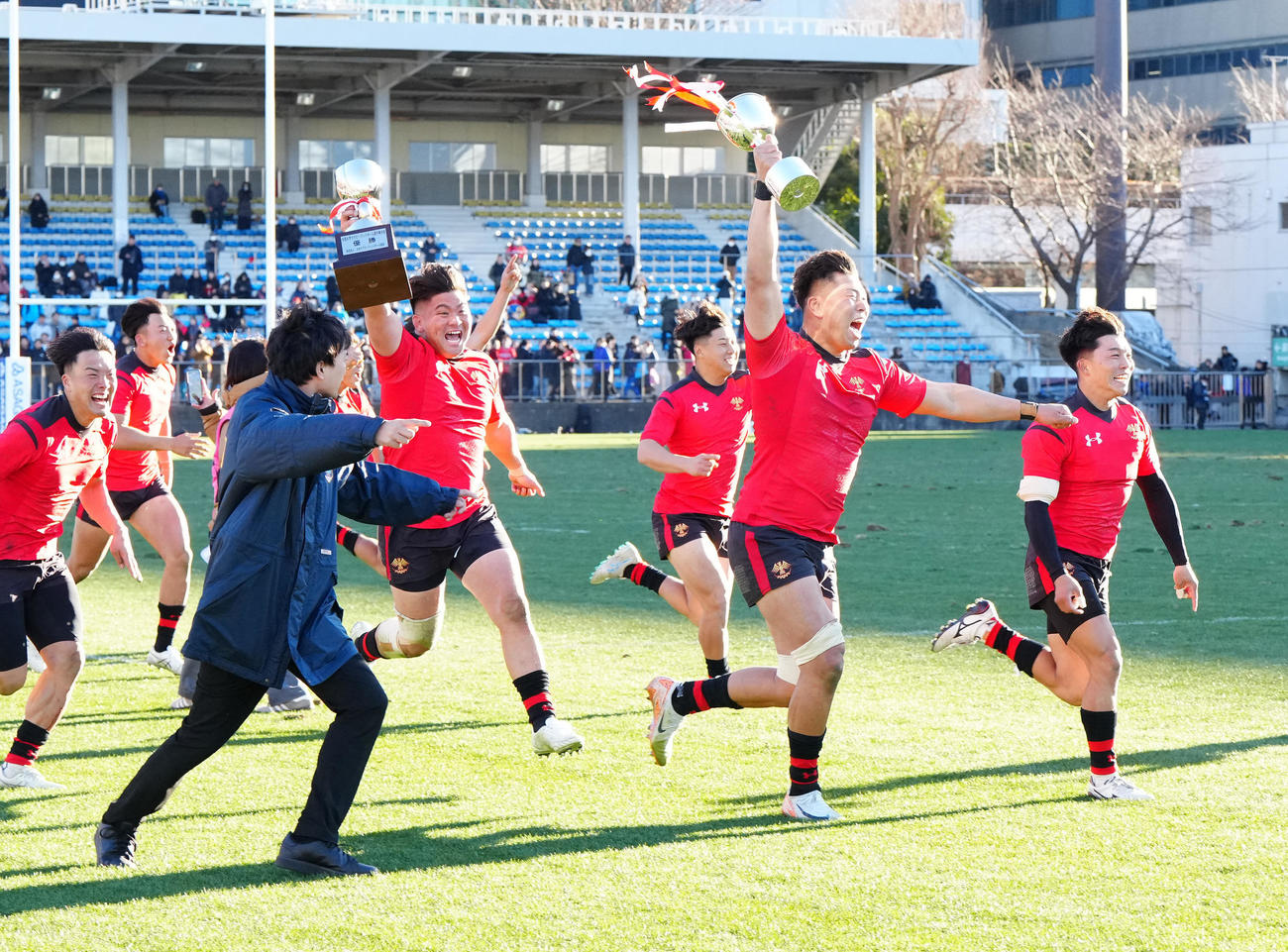 早大対帝京大　優勝しチームメートのもとへ駆け寄る青木（右から2人目）ら帝京大の選手たち（撮影・江口和貴）