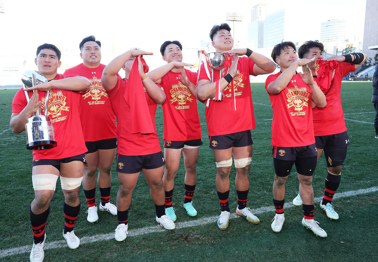 早大対帝京大　4連覇を果たした帝京大・青木（右から3人目）らはTポーズを決める（撮影・足立雅史）