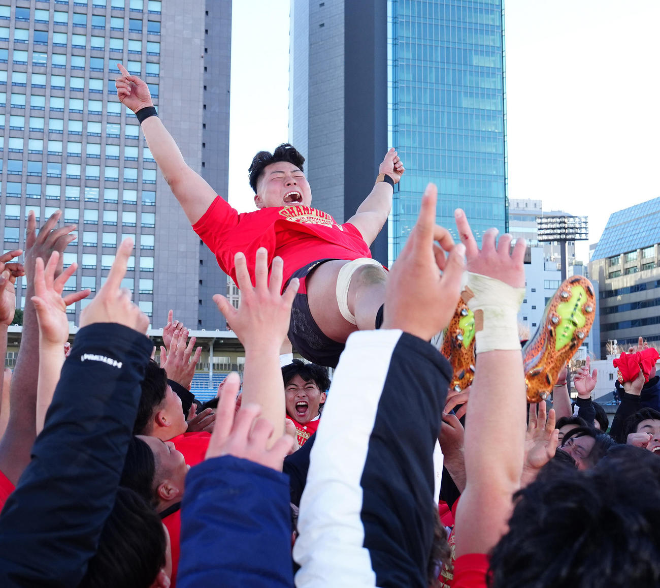 早大対帝京大　優勝しチームメートに胴上げされる帝京大の青木（撮影・江口和貴）