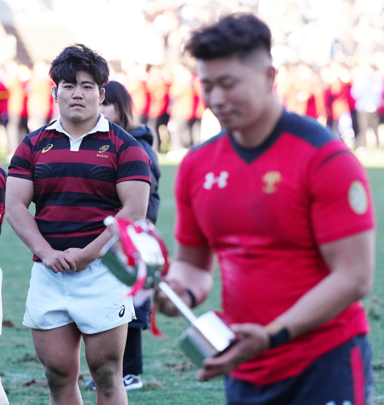 早大対帝京大　優勝し表彰される帝京大・青木（手前）を見つめる早大・佐藤（撮影・江口和貴）