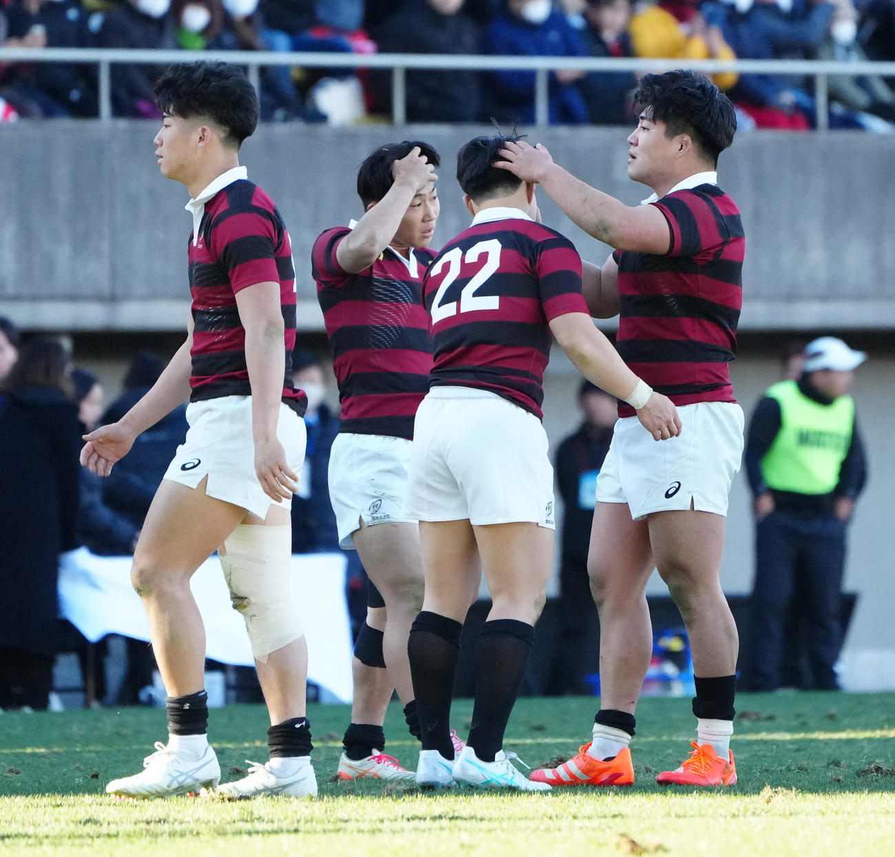 早大対帝京大　帝京大に敗れ、チームメートをねぎらう早大・佐藤（右端）（撮影・江口和貴）