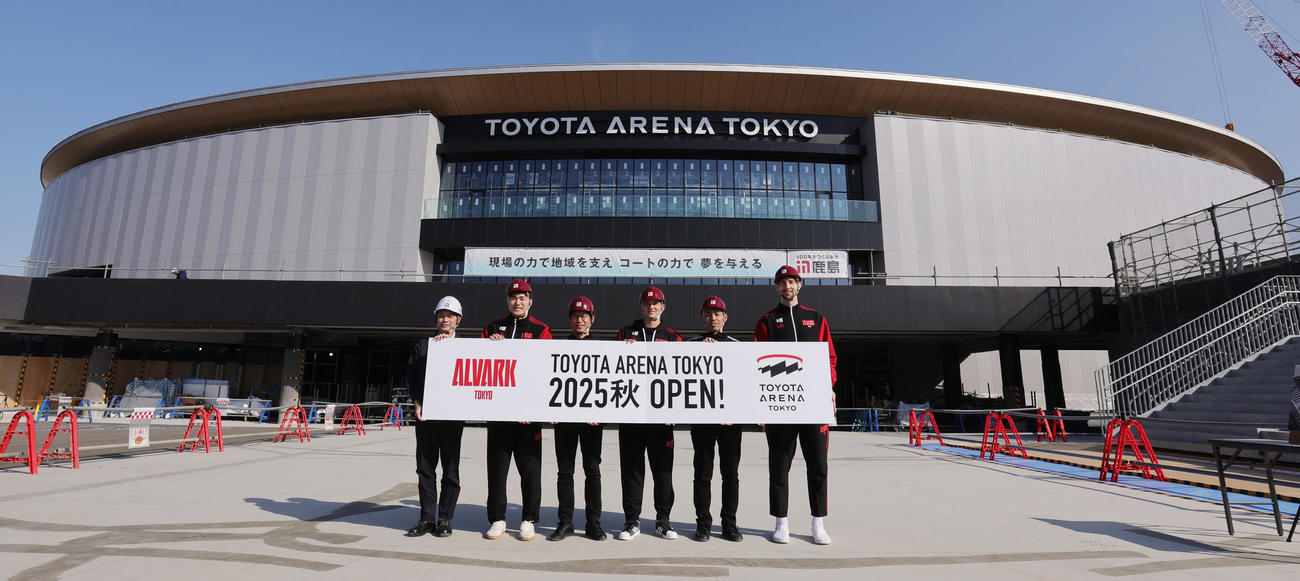 TOYOTA ARENA TOKYOの建設現場見学会に出席した、左から鹿島建設の辻岡展宏工事事務所副所長、A東京の安藤、林邦彦社長、テーブス、林洋輔アリーナプランニング部部長、ロシター（撮影・野上伸悟）