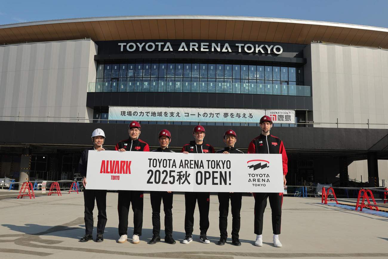 TOYOTA ARENA TOKYOの建設現場見学会に出席した、左から鹿島建設の辻岡展宏工事事務所副所長、A東京の安藤、林邦彦社長、デーブス、林洋輔アリーナプランニング部部長、ロシター（撮影・野上伸悟）