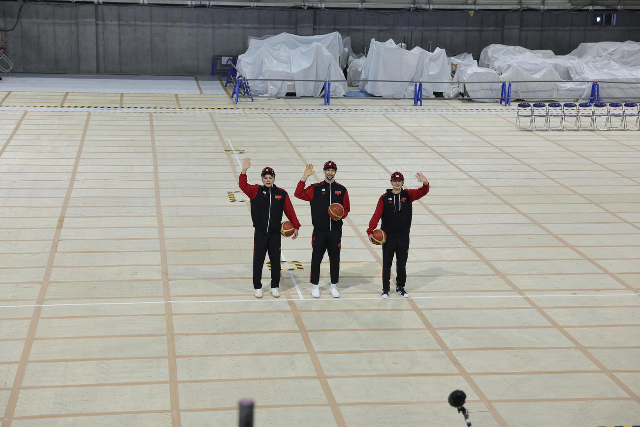 TOYOTA ARENA TOKYOの建設現場見学会に参加し客席に手を振る、左からA東京の安藤、ロシター、テーブス（撮影・野上伸悟）