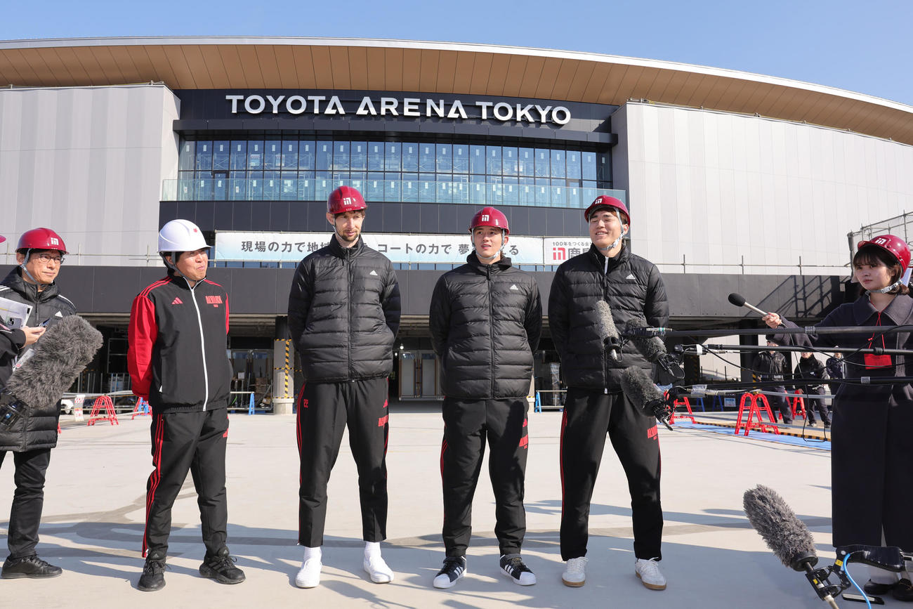 TOYOTA ARENA TOKYOの建設現場見学会に参加し取材対応する、左からA東京のロシター、テーブス、安藤（撮影・野上伸悟）