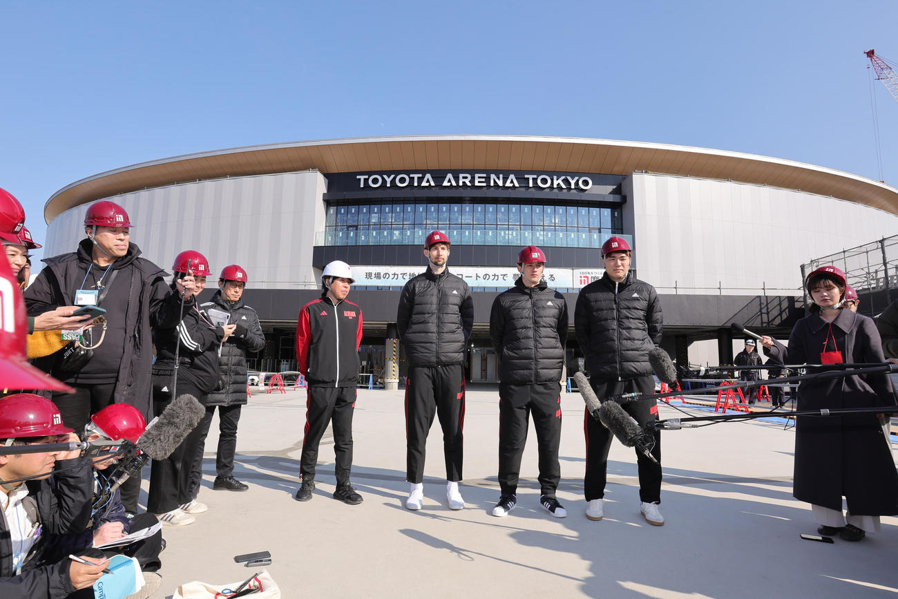 TOYOTA ARENA TOKYOの建設現場見学会に参加し取材対応する、左からA東京のロシター、テーブス、安藤（撮影・野上伸悟）
