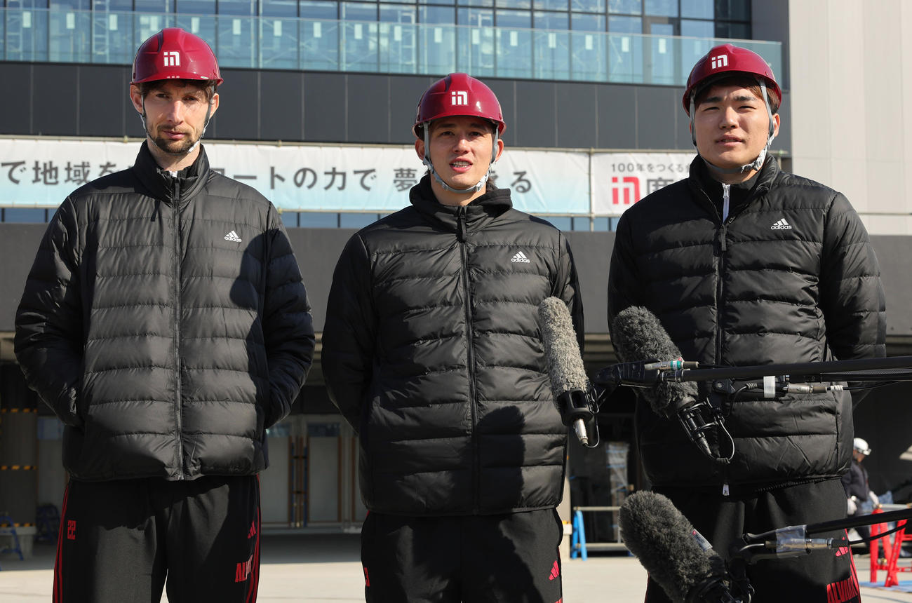 TOYOTA ARENA TOKYOの建設現場見学会に参加し取材対応する、左からA東京のロシター、テーブス、安藤＝2025年1月15日（撮影・野上伸悟）