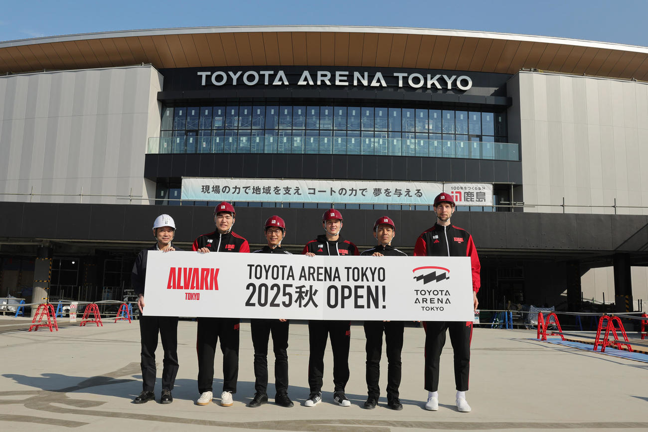 TOYOTA ARENA TOKYOの建設現場見学会に出席した、左から鹿島建設の辻岡展宏工事事務所副所長、A東京の安藤、林邦彦社長、デーブス、林洋輔アリーナプランニング部部長、ロシター（撮影・野上伸悟）