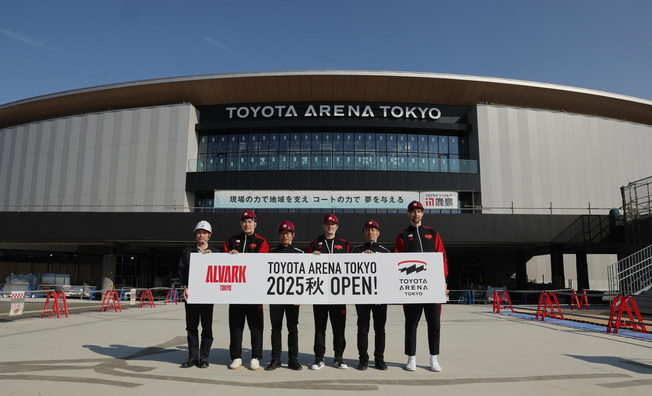 TOYOTA ARENA TOKYOの建設現場見学会に出席した、左から鹿島建設の辻岡展宏工事事務所副所長、A東京の安藤、林邦彦社長、デーブス、林洋輔アリーナプランニング部部長、ロシター（撮影・野上伸悟）