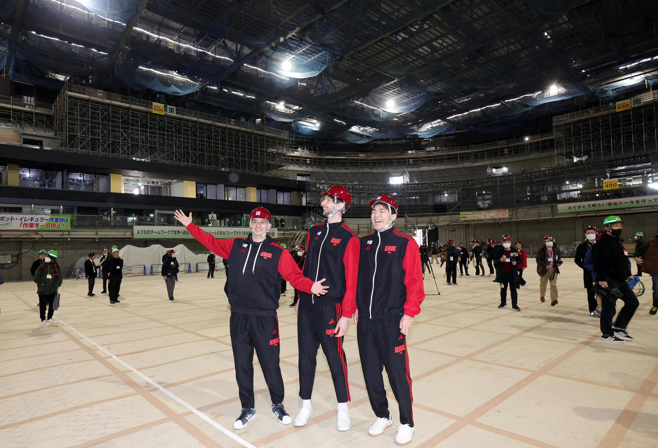 TOYOTA ARENA TOKYOの建設現場見学会に参加した、左からA東京のテーブス、ロシター、安藤（撮影・野上伸悟）