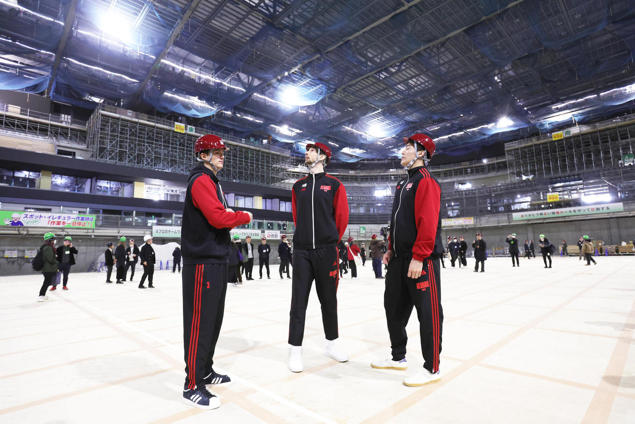 TOYOTA ARENA TOKYOの建設現場見学会に参加した、左からA東京のテーブス、ロシター、安藤（撮影・野上伸悟）