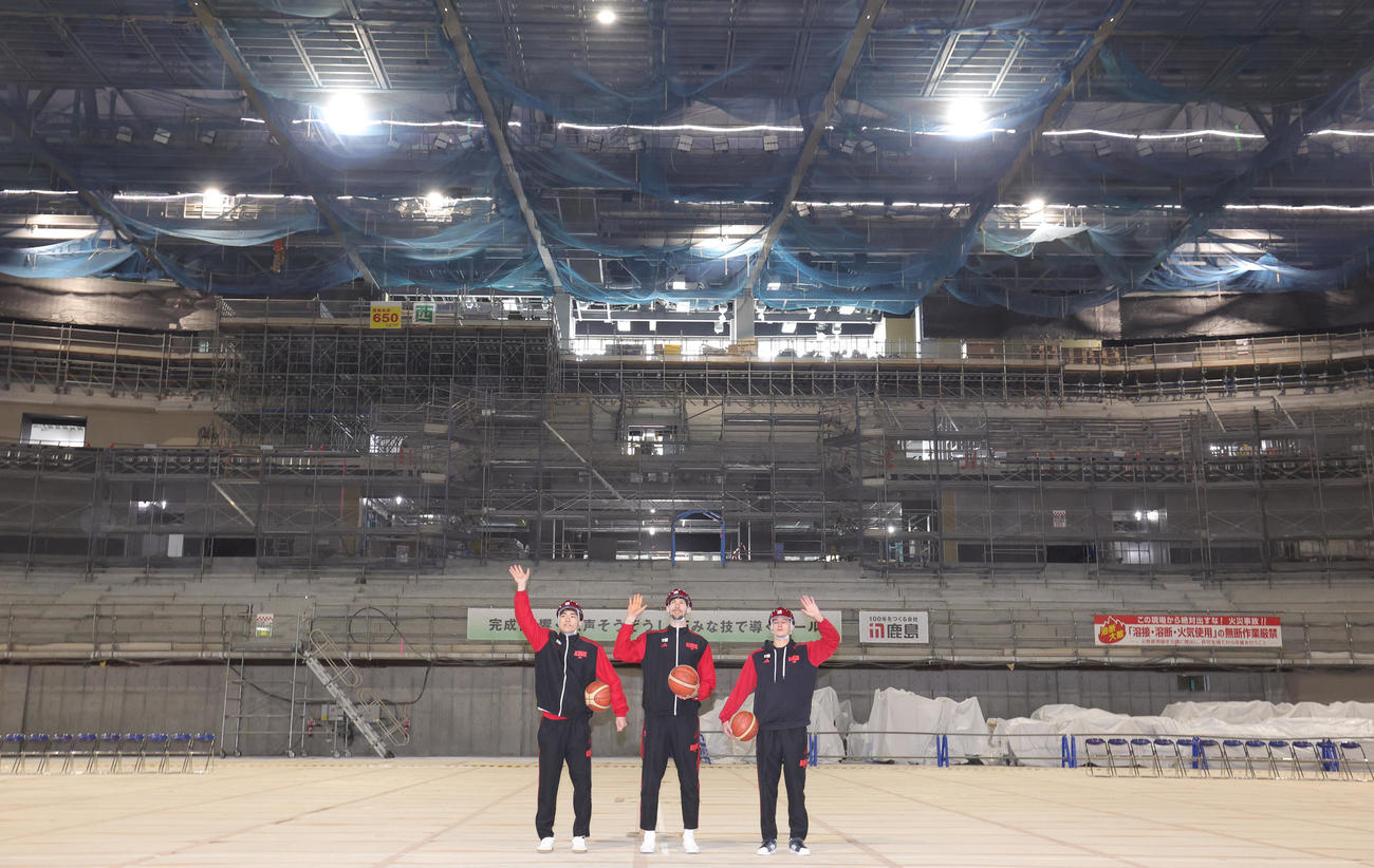 TOYOTA ARENA TOKYOの建設現場見学会に参加した、左からA東京の安藤、ロシター、テーブス（撮影・野上伸悟）