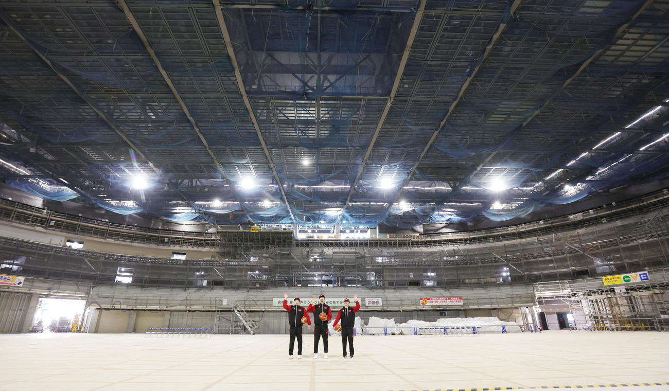 TOYOTA ARENA TOKYOの建設現場見学会に参加した、左からA東京の安藤、ロシター、テーブス（撮影・野上伸悟）