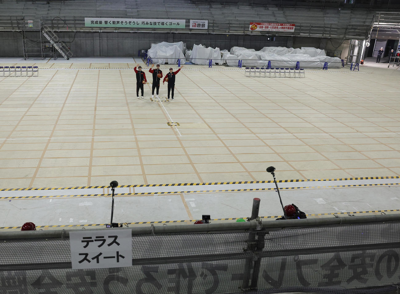 TOYOTA ARENA TOKYOの建設現場見学会に参加しテラススイート（手前）がある客席に手を振る、左からA東京の安藤、ロシター、テーブス（撮影・野上伸悟）
