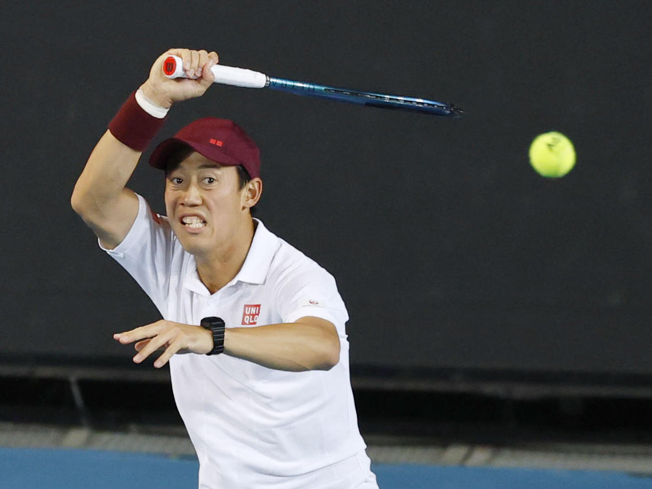男子シングルス2回戦でプレーする錦織圭＝メルボルン（共同）