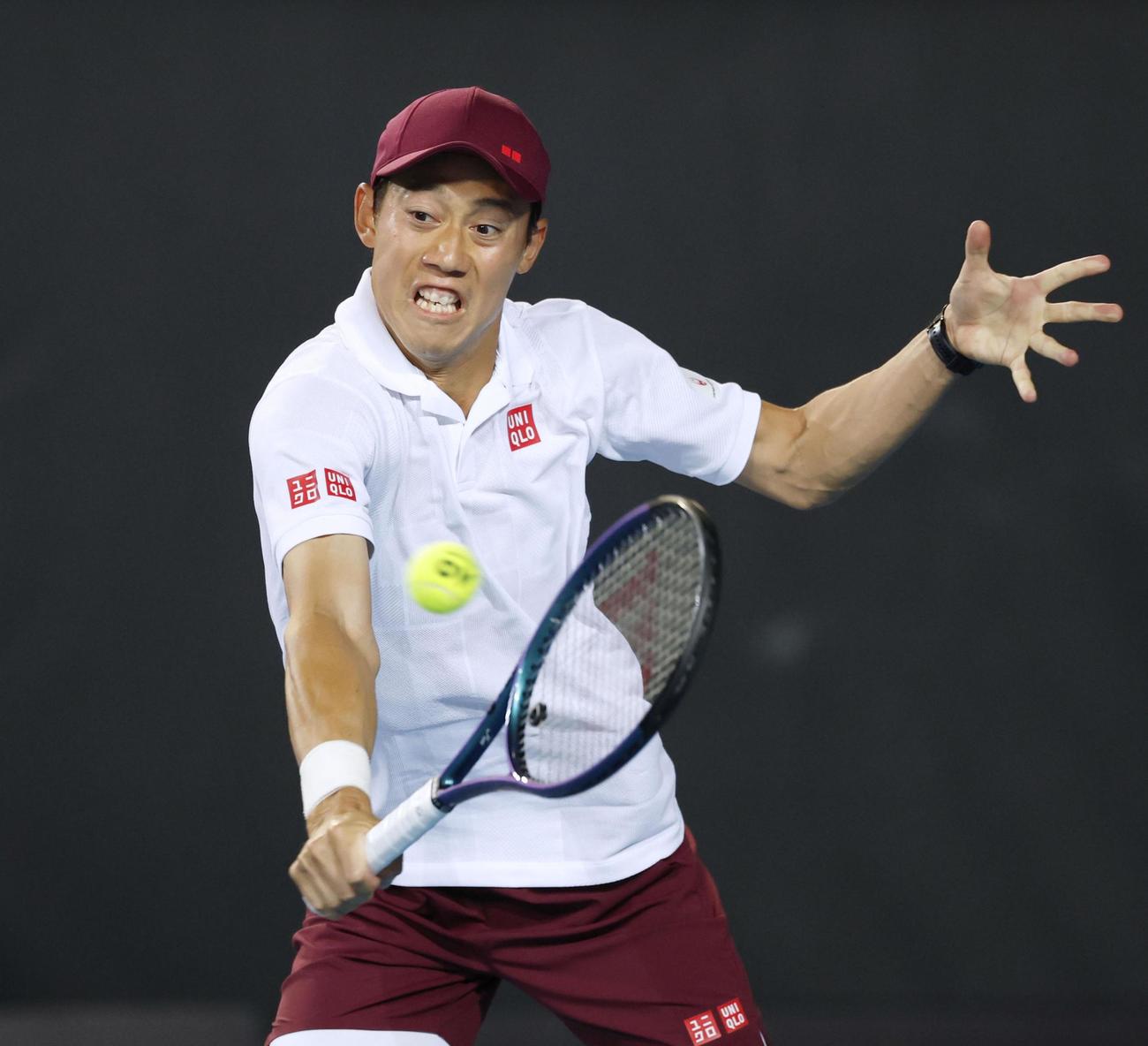 男子シングルス2回戦でプレーする錦織圭＝メルボルン（共同）