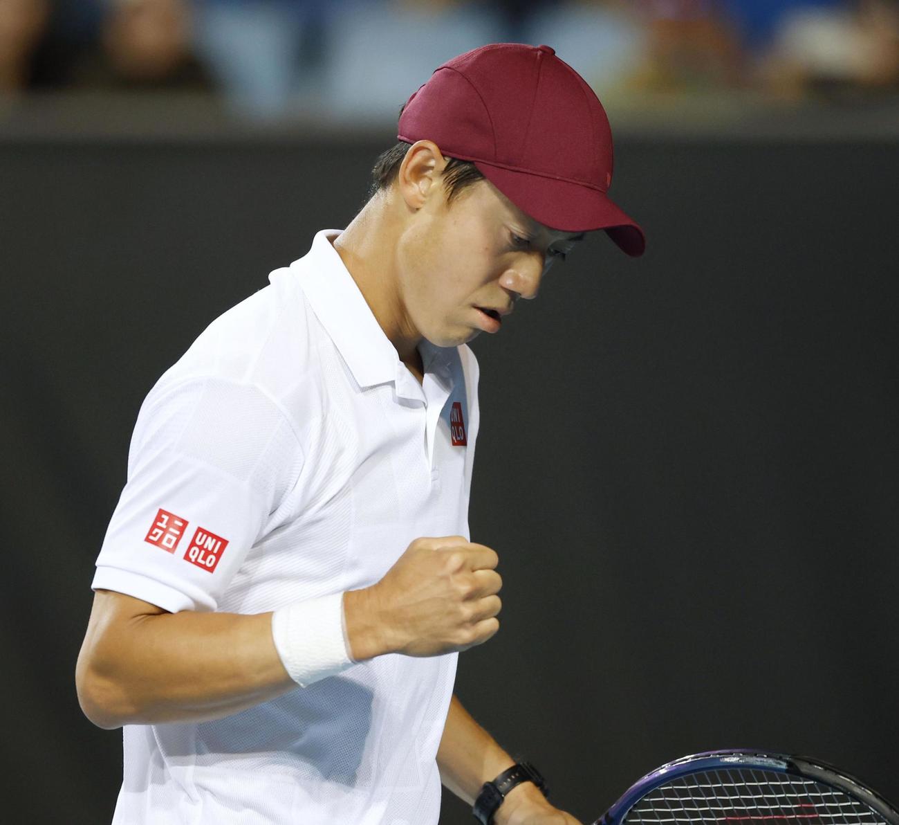 男子シングルス2回戦でポイントを奪い、ガッツポーズする錦織圭＝メルボルン（共同）