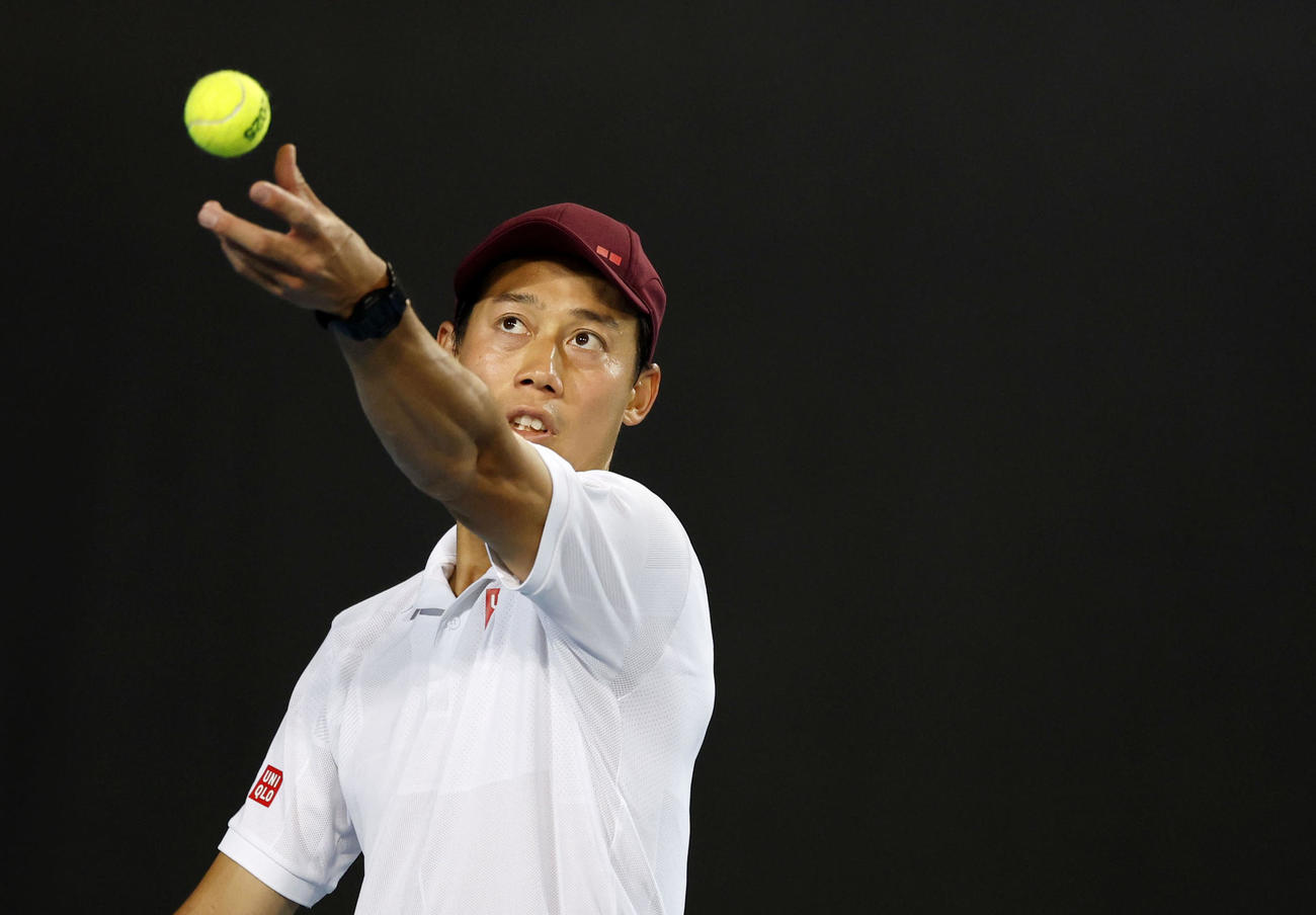 男子シングルス2回戦でサーブトスを上げる錦織圭＝メルボルン（共同）