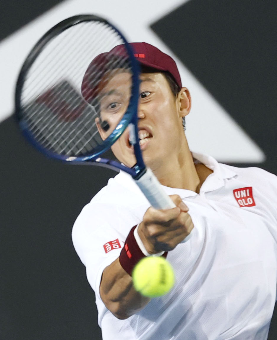 男子シングルス2回戦でプレーする錦織圭＝メルボルン（共同）
