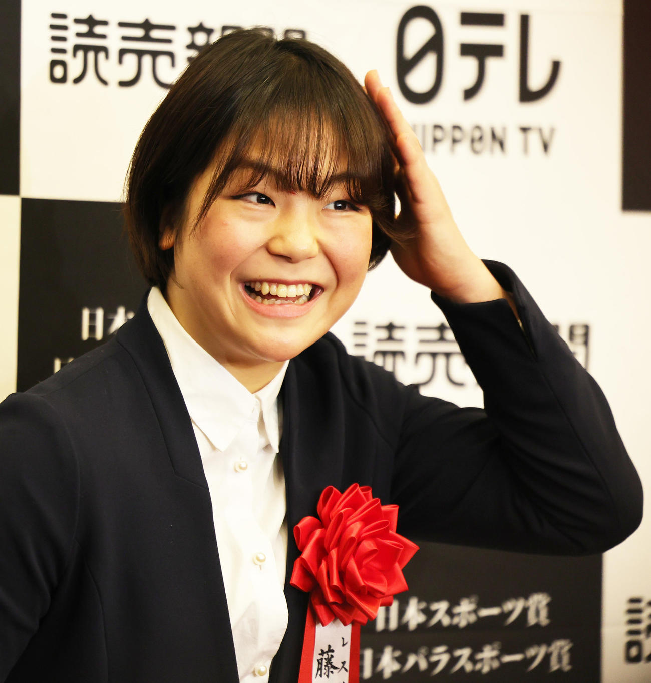 日本スポーツ賞オリンピック特別賞を受賞したレスリングの藤波は、初めてパーマをかけて登場（撮影・野上伸悟）