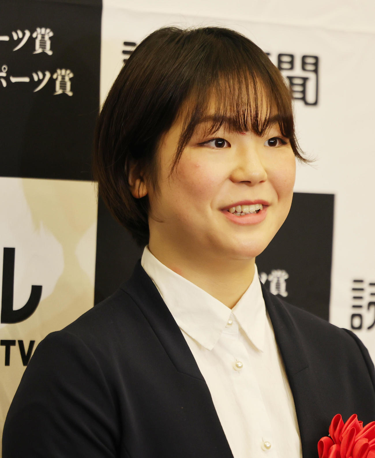 日本スポーツ賞オリンピック特別賞を受賞したレスリングの藤波は、初めてパーマをかけて登場（撮影・野上伸悟）