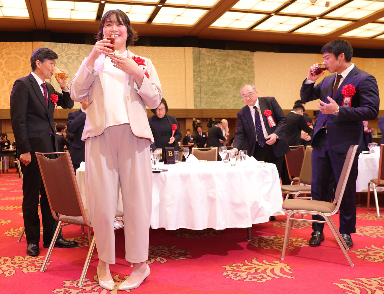 日本スポーツ賞の表彰式で乾杯する大賞受賞の陸上やり投げの北口。右は柔道の永瀬（撮影・野上伸悟）