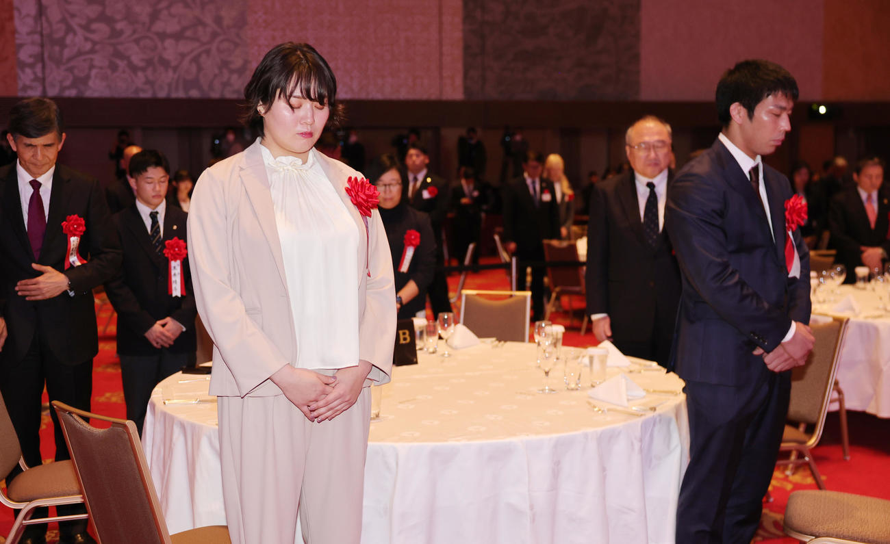 日本スポーツ賞授賞式の冒頭で、渡辺恒雄氏に黙とうを捧げる北口榛花（左）、永瀬貴規ら（撮影・野上伸悟）