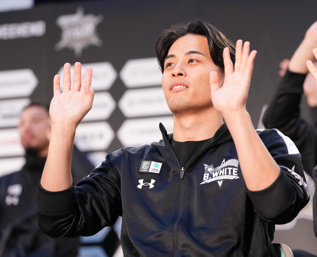 Bリーグオールスターゲーム前日記者会見で、手を振る富樫（撮影・鈴木みどり）