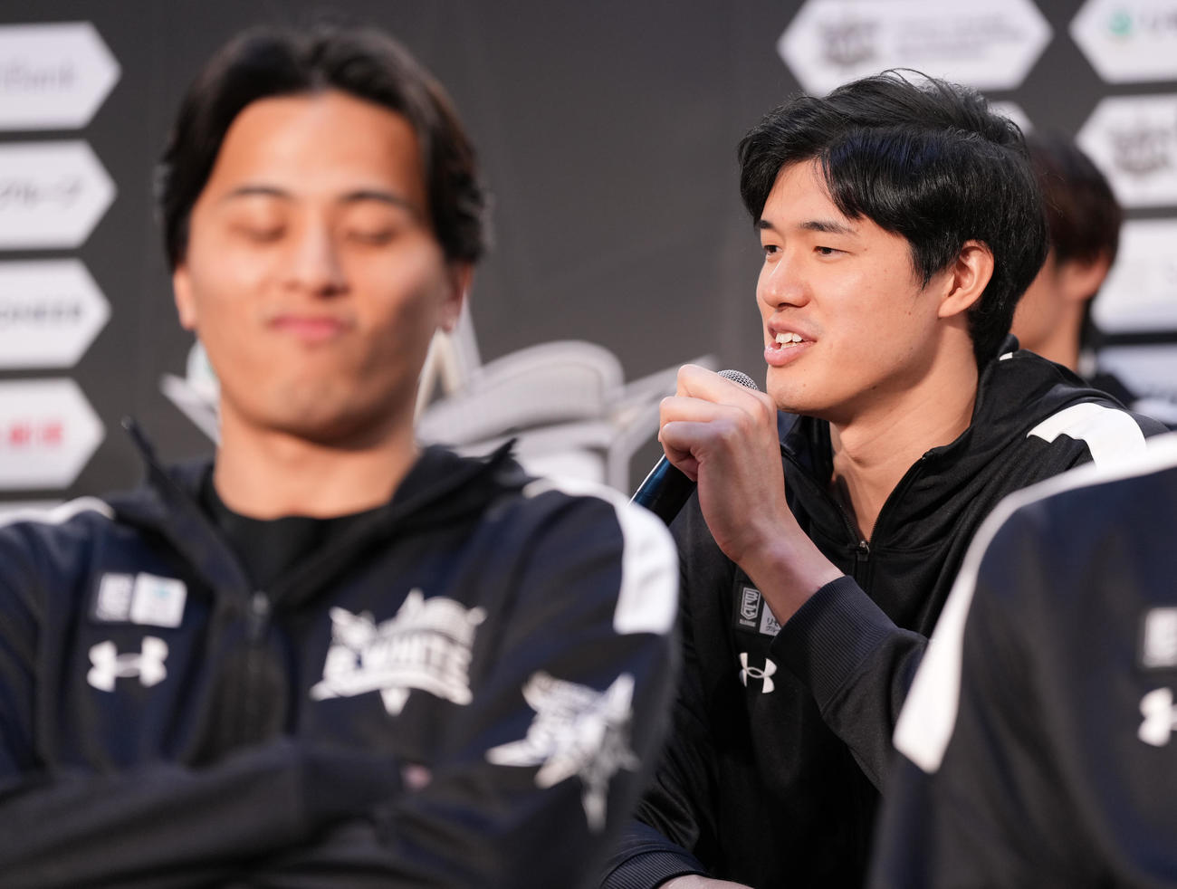 Bリーグオールスターゲーム前日記者会見で話す渡辺。手前は富樫（撮影・鈴木みどり）