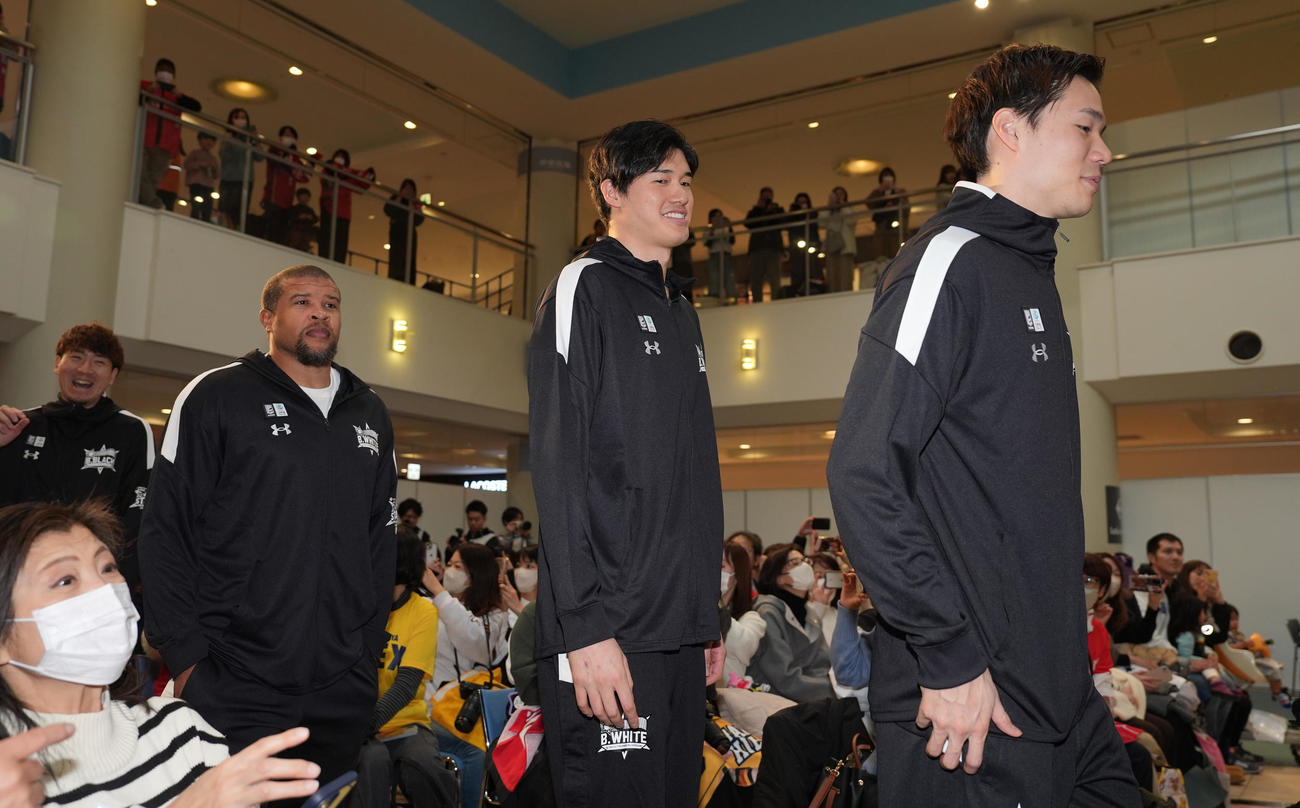 Bリーグオールスターゲーム前日記者会見に臨む渡辺（中央）。右は馬場（撮影・鈴木みどり）