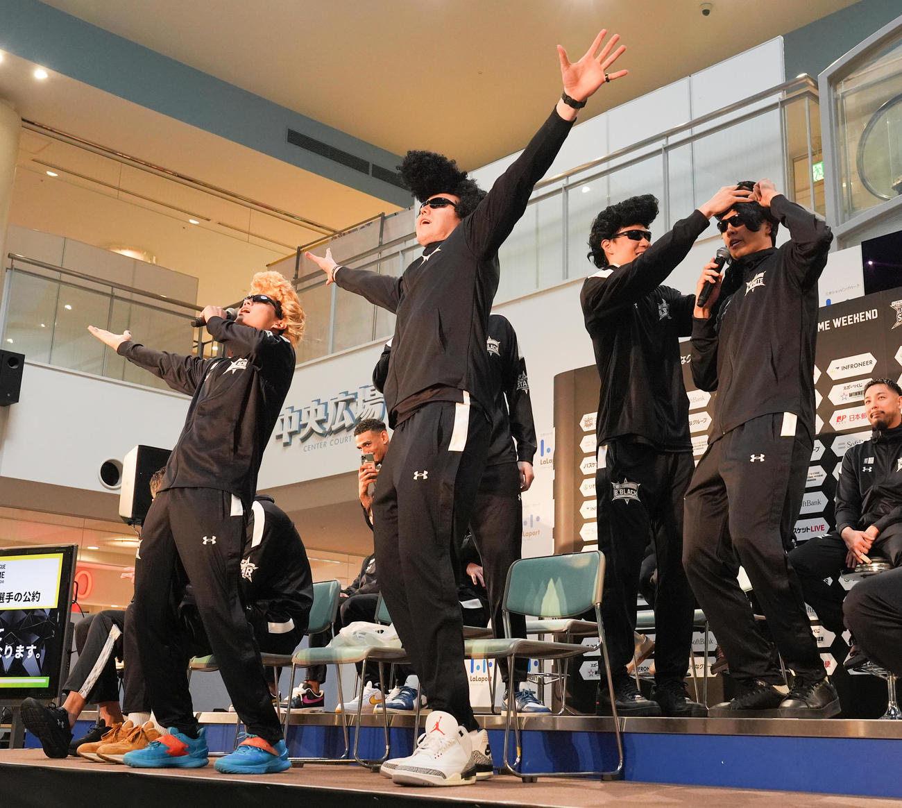 Bリーグオールスターゲーム前日記者会見で、氣志團のコスプレで急に歌い出す選手たち。左から辻、ホーキンソン、馬場、吉井（撮影・鈴木みどり）