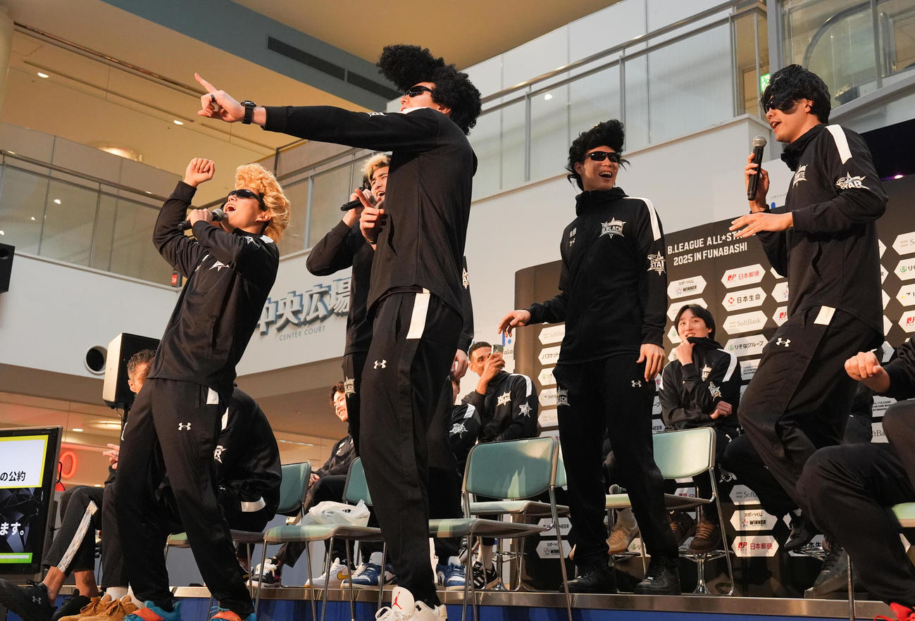 Bリーグオールスターゲーム前日記者会見で、氣志團のコスプレで急に歌い出す選手たち。左から辻、川真田、ホーキンソン、馬場、吉井（撮影・鈴木みどり）