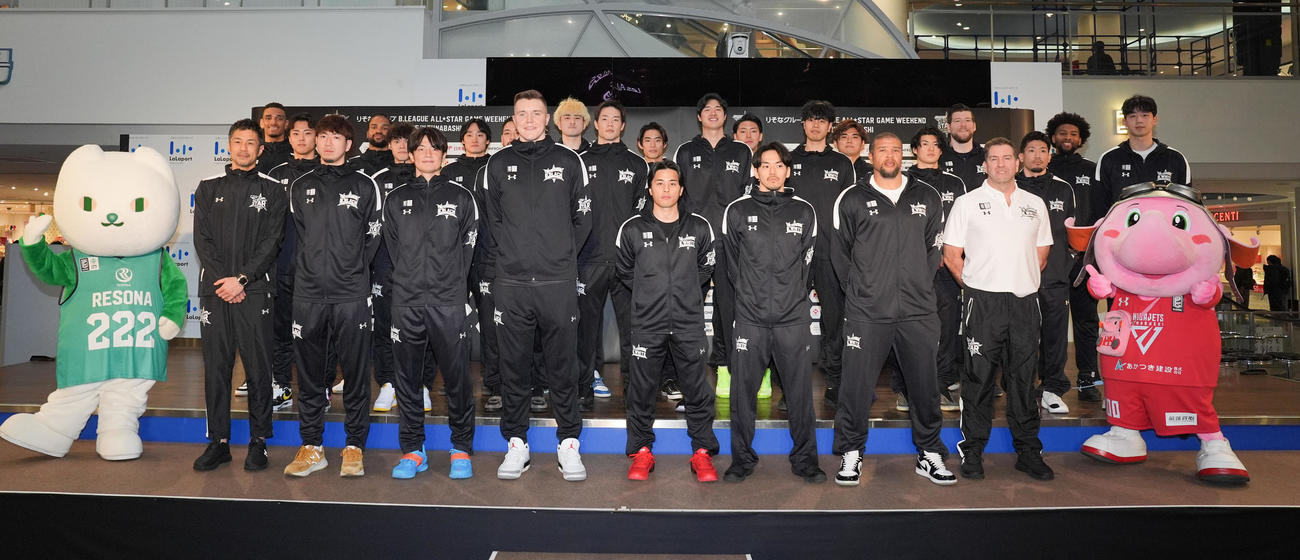 Bリーグオールスターゲーム前日記者会見で写真に納まる選手たち（撮影・鈴木みどり）