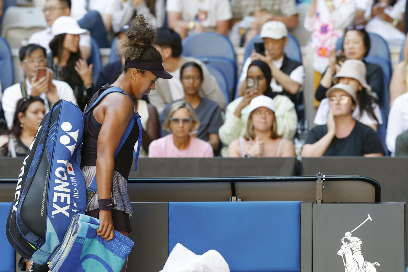 女子シングルス3回戦で途中棄権し、引き揚げる大坂なおみ＝メルボルン（共同）