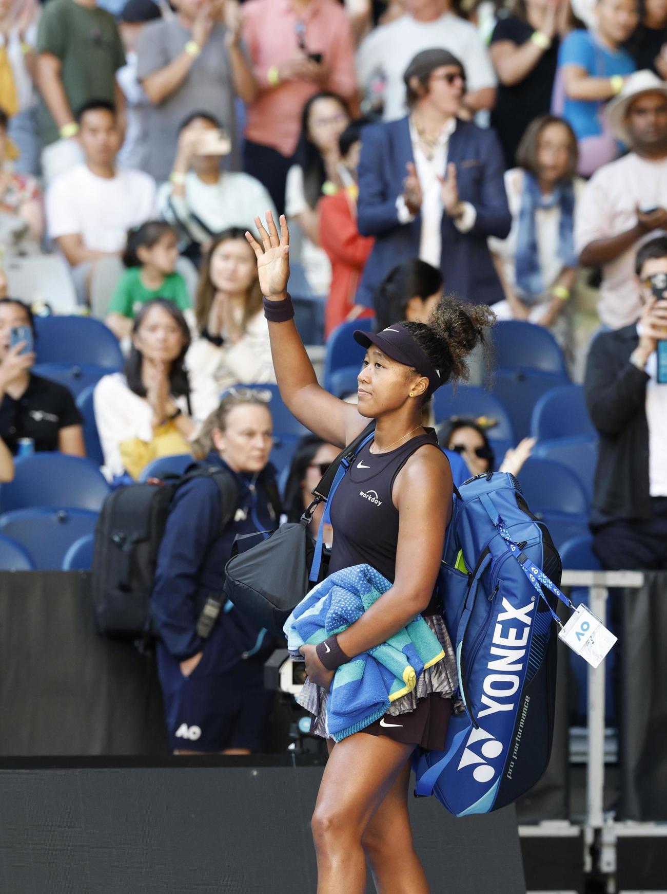 女子シングルス3回戦で途中棄権し、引き揚げる大坂なおみ＝メルボルン（共同）