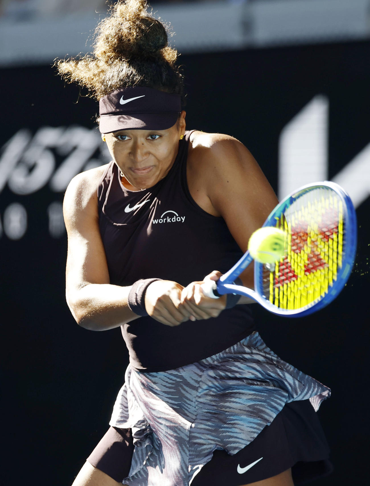 女子シングルス3回戦でプレーする大坂なおみ。途中棄権した＝メルボルン（共同）